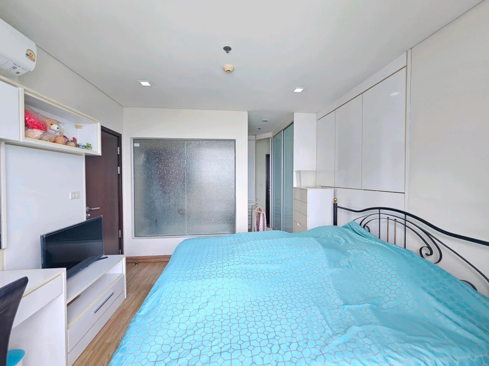 Le Luk Condominium for rent, 24th floor, beautiful view, corner unit, fully furnished. Book now, don't miss out!