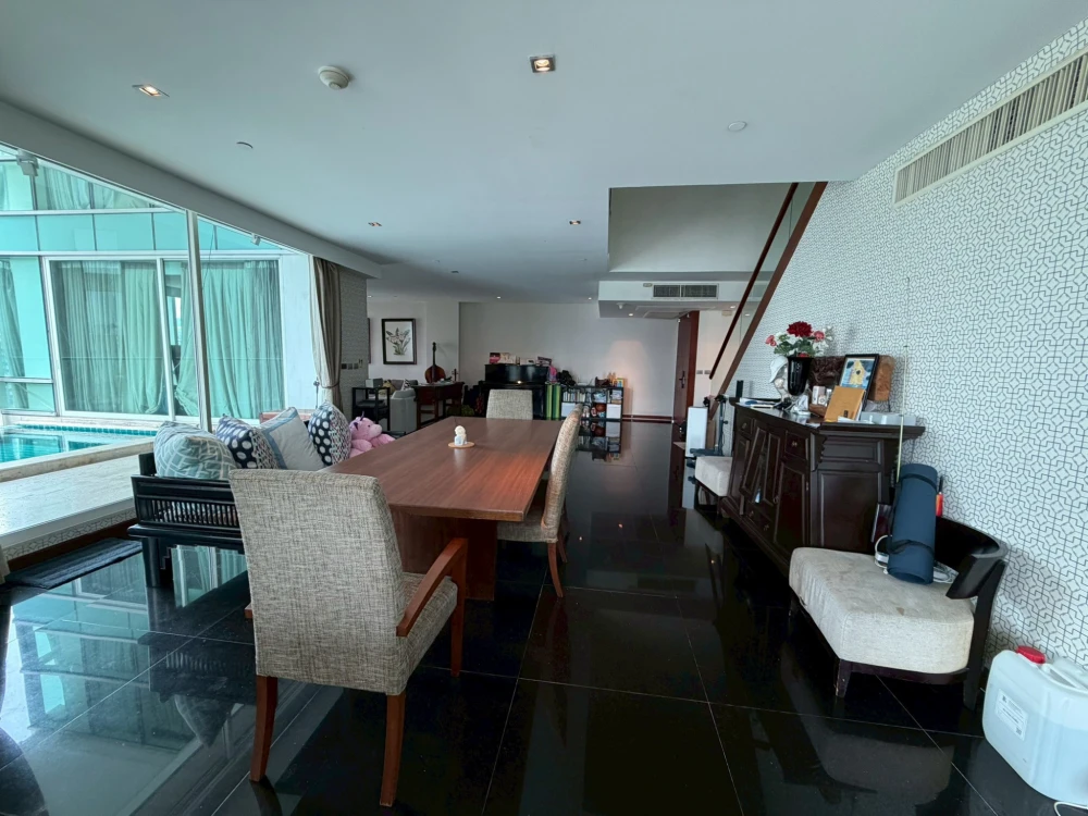 For rent: Le Raffine Sukhumvit 31. Experience super luxury living with panoramic city views. Don't miss out!