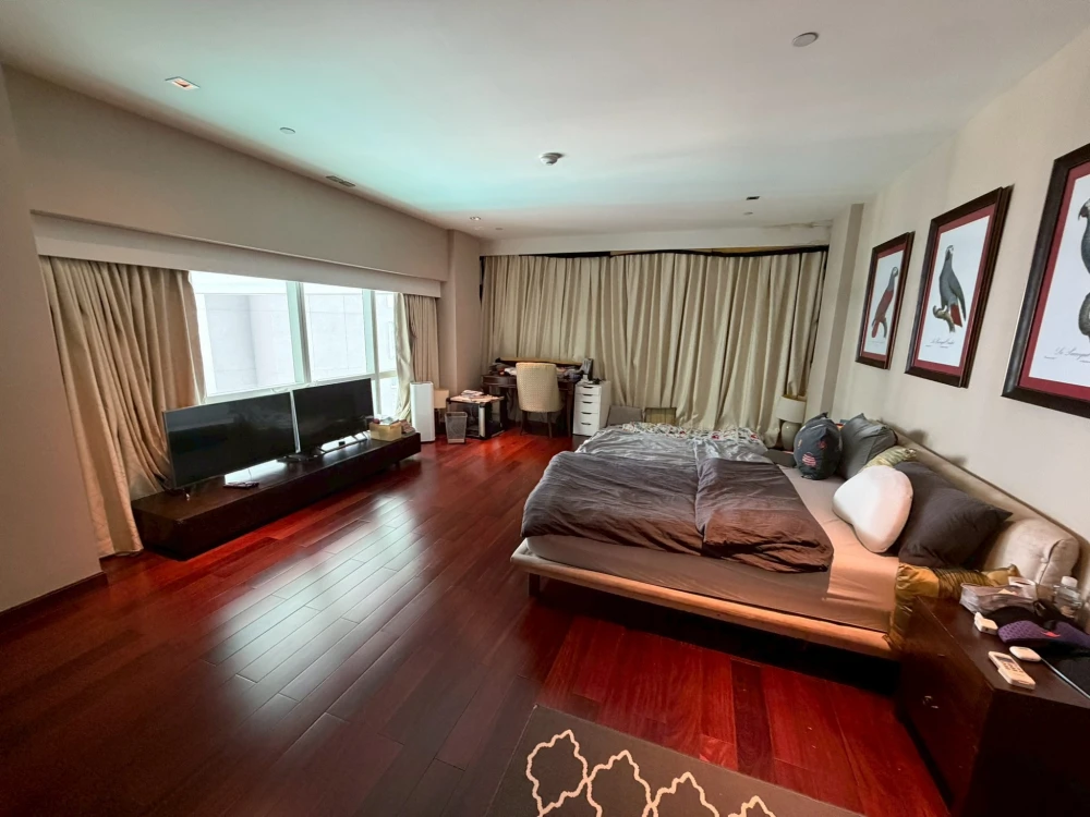 For rent: Le Raffine Sukhumvit 31. Experience super luxury living with panoramic city views. Don't miss out!