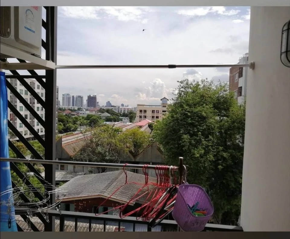 For rent: Lesto Sukhumvit 113, decorated with nice wallpaper, with amenities in the room, ready to move in.