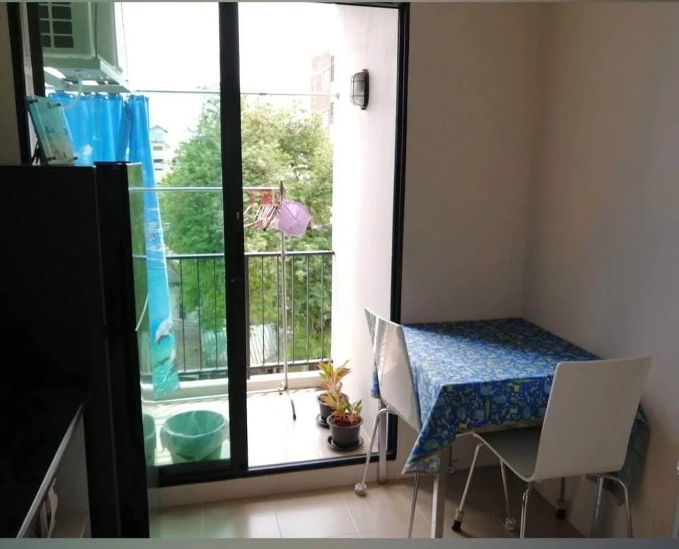 For rent: Lesto Sukhumvit 113, decorated with nice wallpaper, with amenities in the room, ready to move in.