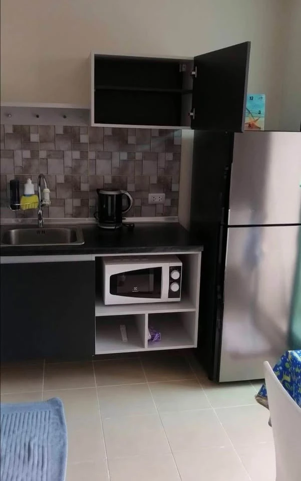 For rent: Lesto Sukhumvit 113, decorated with nice wallpaper, with amenities in the room, ready to move in.