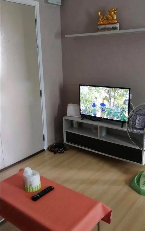 For rent: Lesto Sukhumvit 113, decorated with nice wallpaper, with amenities in the room, ready to move in.