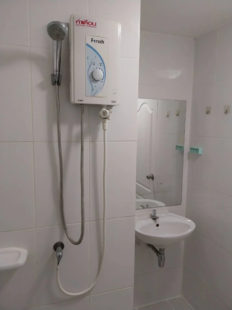 For rent: LIB Lat Phrao 20, rooms with separate usable areas, airy and comfortable, natural view with no buildings blocking the view, move now, don't