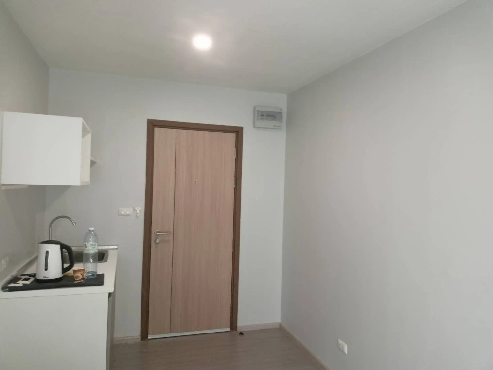 For rent: Library Houze Charan Sanit Wong 13, 4th floor, corner room, fully furnished, book now.