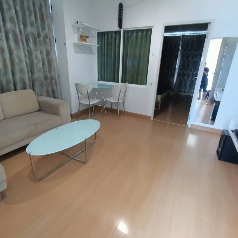 For rent: Life @ Ratchada-Huaikwang, 19th floor, fully furnished room, ready to move in. If you don't book, you'll miss out.