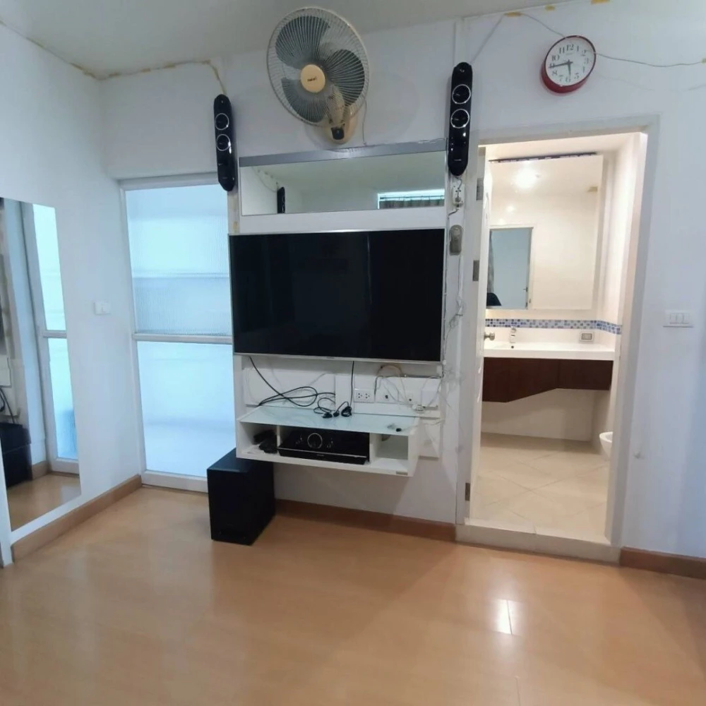 For rent: Life @ Ratchada-Huaikwang, 19th floor, fully furnished room, ready to move in. If you don't book, you'll miss out.