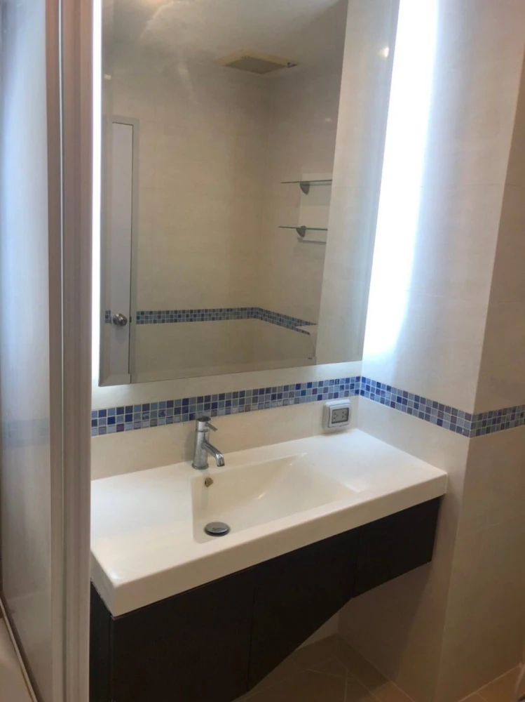 For rent: Life @ Ratchada-Huaikwang, 19th floor, fully furnished room, ready to move in. If you don't book, you'll miss out.