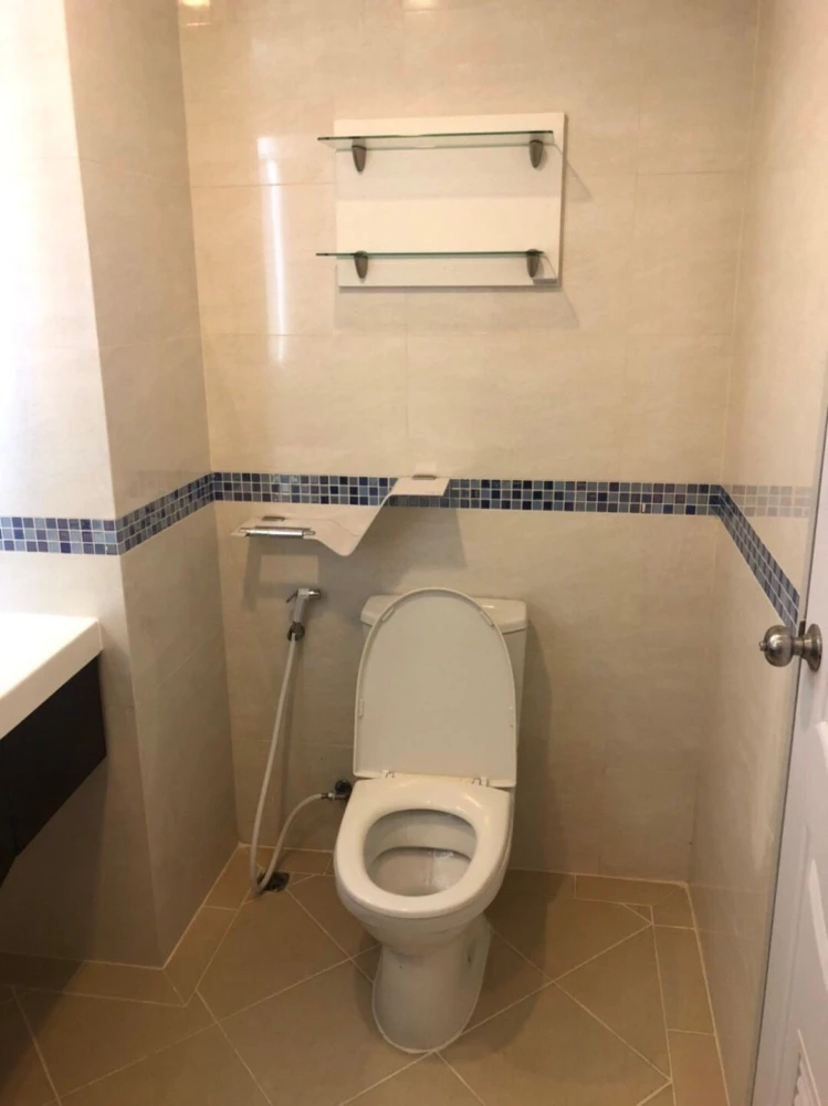 For rent: Life @ Ratchada-Huaikwang, 19th floor, fully furnished room, ready to move in. If you don't book, you'll miss out.