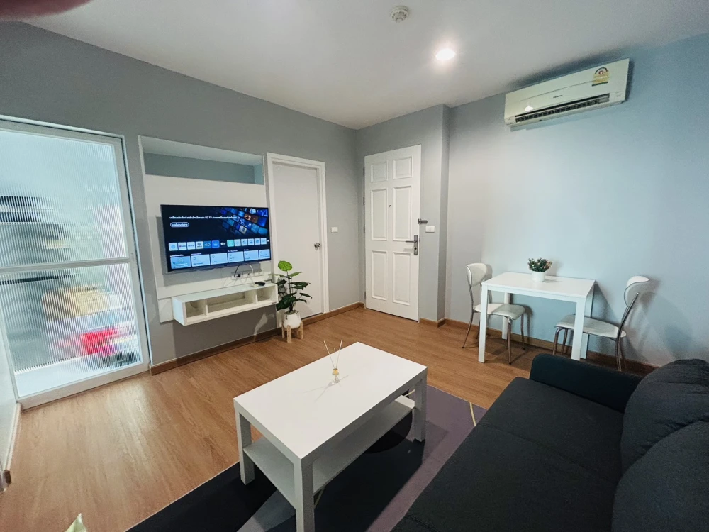 For rent: Life @ Ratchada-Huaikwang. Spacious room with plenty of usable space. Fully furnished. Just bring your suitcase and move in!