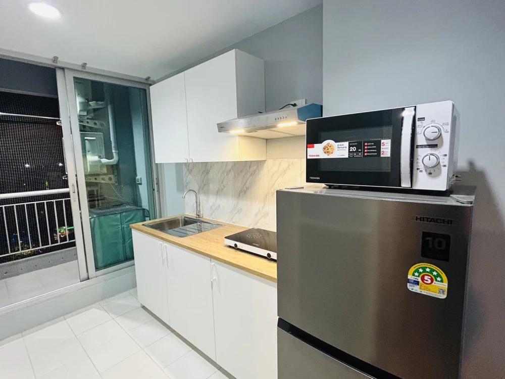 For rent: Life @ Ratchada-Huaikwang. Spacious room with plenty of usable space. Fully furnished. Just bring your suitcase and move in!