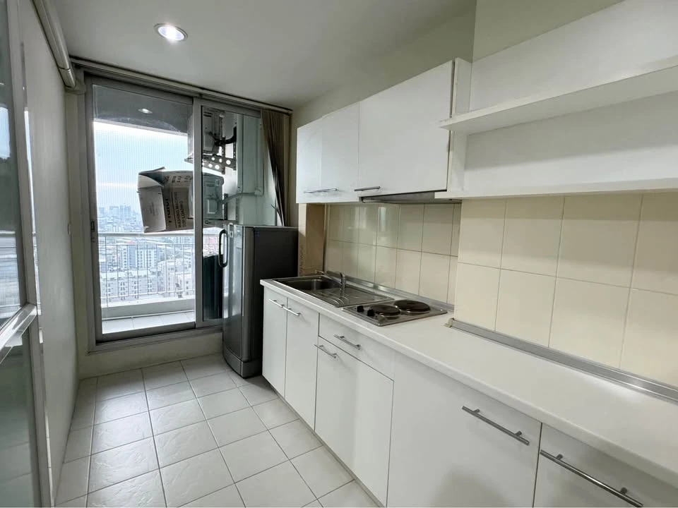 For rent: Life @ Ratchada-Huaikwang, fully furnished, nice room, interested in booking now, don't miss out!