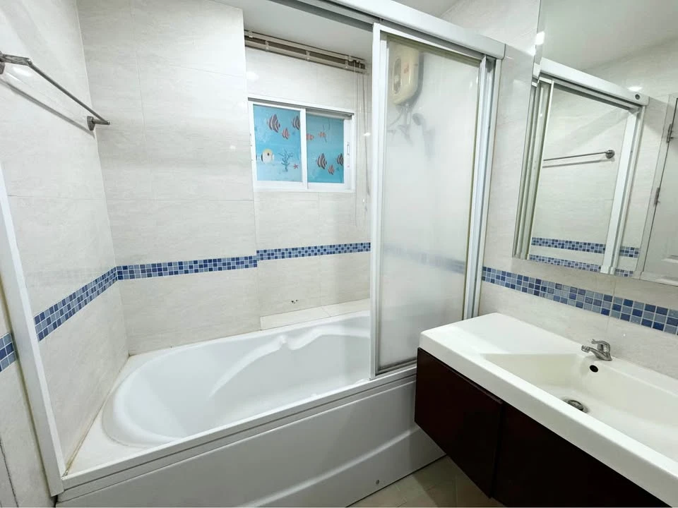 For rent: Life @ Ratchada-Huaikwang, fully furnished, nice room, interested in booking now, don't miss out!