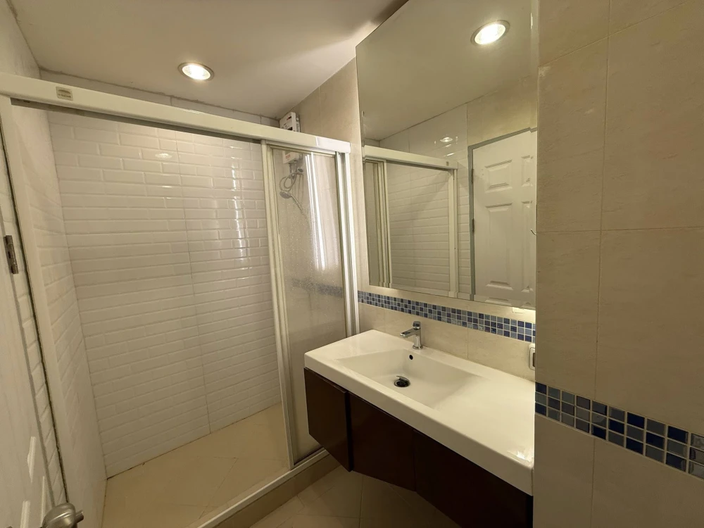 For rent: Life @ Ratchada-Huaikwang, a large, comfortable room with plenty of usable space. Convenient and complete in one place. Hurry and reserve no