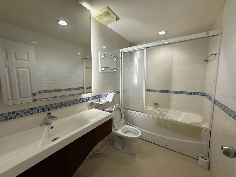 For rent: Life @ Ratchada-Huaikwang, a large, comfortable room with plenty of usable space. Convenient and complete in one place. Hurry and reserve no