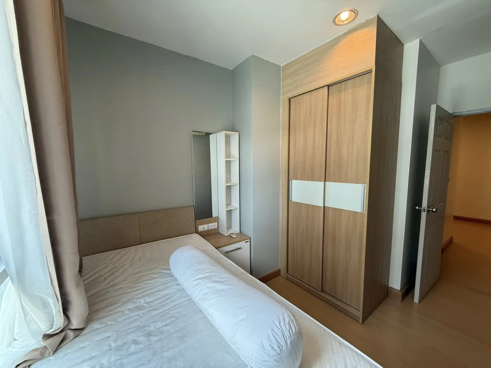 For rent: Life @ Ratchada-Huaikwang, a large, comfortable room with plenty of usable space. Convenient and complete in one place. Hurry and reserve no