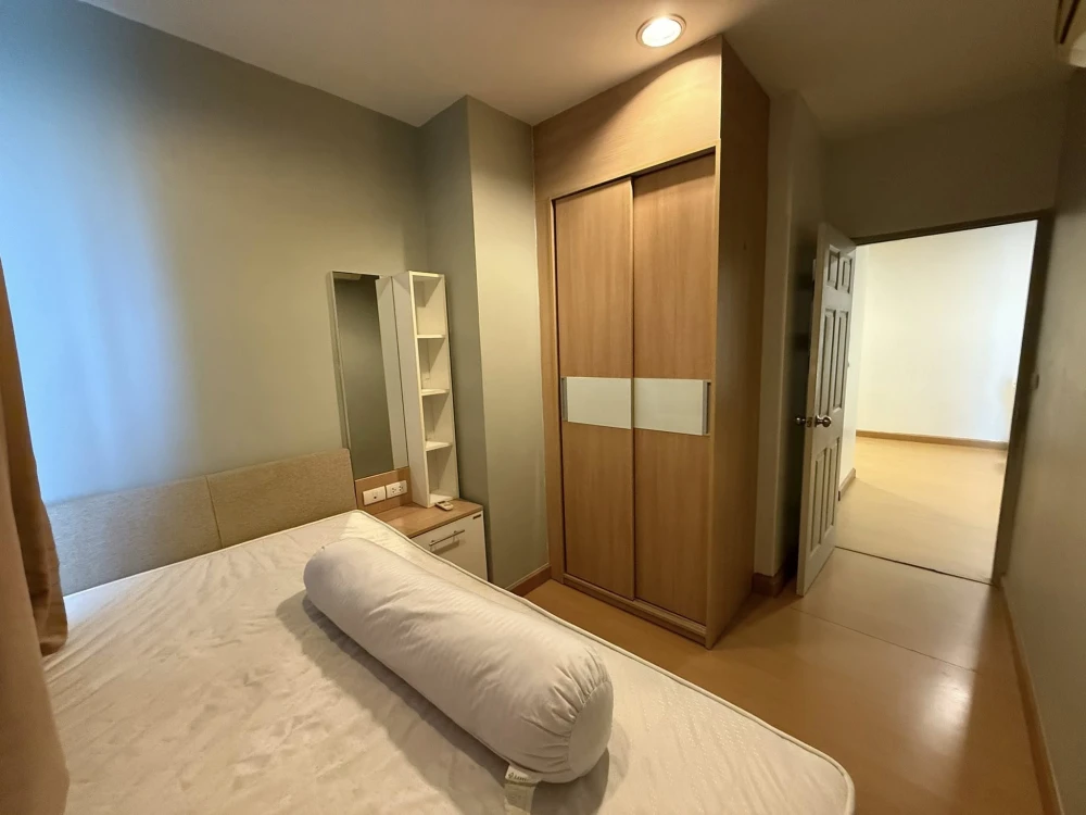 For rent: Life @ Ratchada-Huaikwang, a large, comfortable room with plenty of usable space. Convenient and complete in one place. Hurry and reserve no