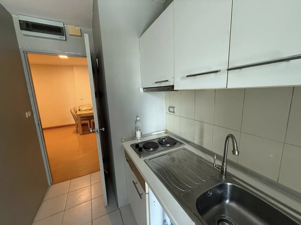 For rent: Life @ Ratchada-Huaikwang, a large, comfortable room with plenty of usable space. Convenient and complete in one place. Hurry and reserve no