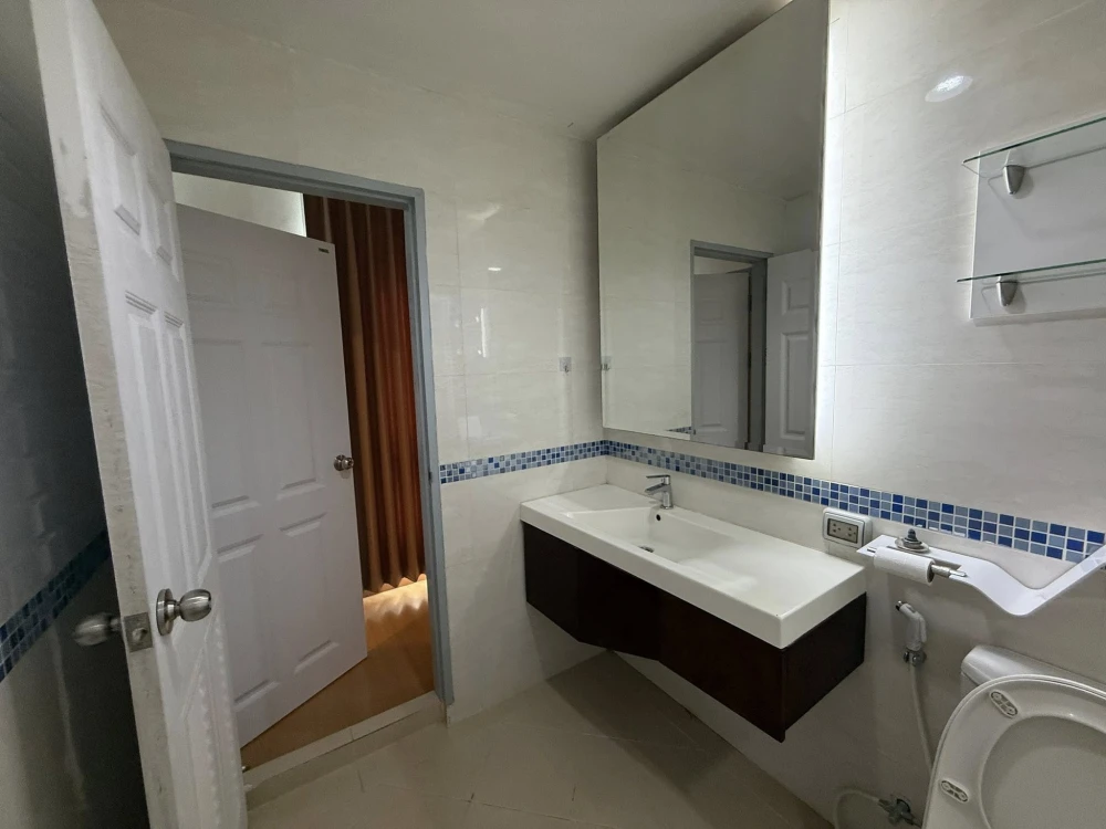 For rent: Life @ Ratchada-Huaikwang, a large, comfortable room with plenty of usable space. Convenient and complete in one place. Hurry and reserve no