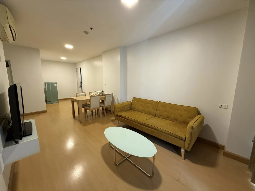 For rent: Life @ Ratchada-Huaikwang, a large, comfortable room with plenty of usable space. Convenient and complete in one place. Hurry and reserve no