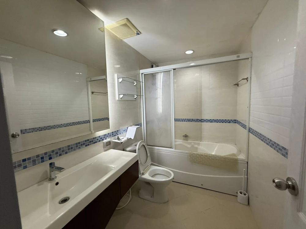 For rent: Life @ Ratchada-Huaikwang, a large, comfortable room with plenty of usable space. Convenient and complete in one place. Hurry and reserve no