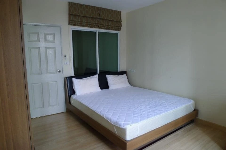 For rent: Life @ Sathorn 10, lots of usable space. Comes with a complete set of electrical appliances, ready to finish. Book now.