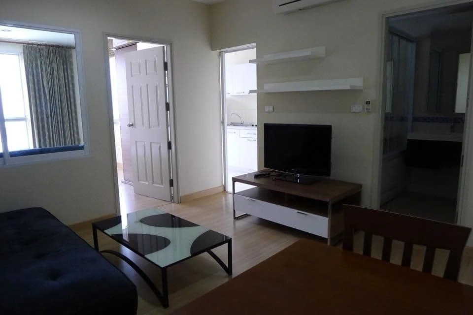 For rent: Life @ Sathorn 10, lots of usable space. Comes with a complete set of electrical appliances, ready to finish. Book now.