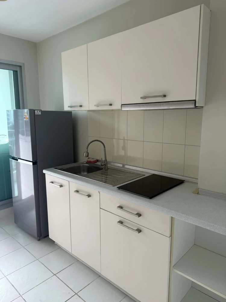 For rent: Life @ Sathorn 10, lots of usable space. Comes with a complete set of electrical appliances, ready to finish. Book now.