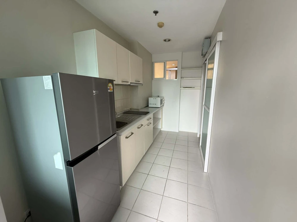 For rent: Life @ Sathorn 10, lots of usable space. Comes with a complete set of electrical appliances, ready to finish. Book now.