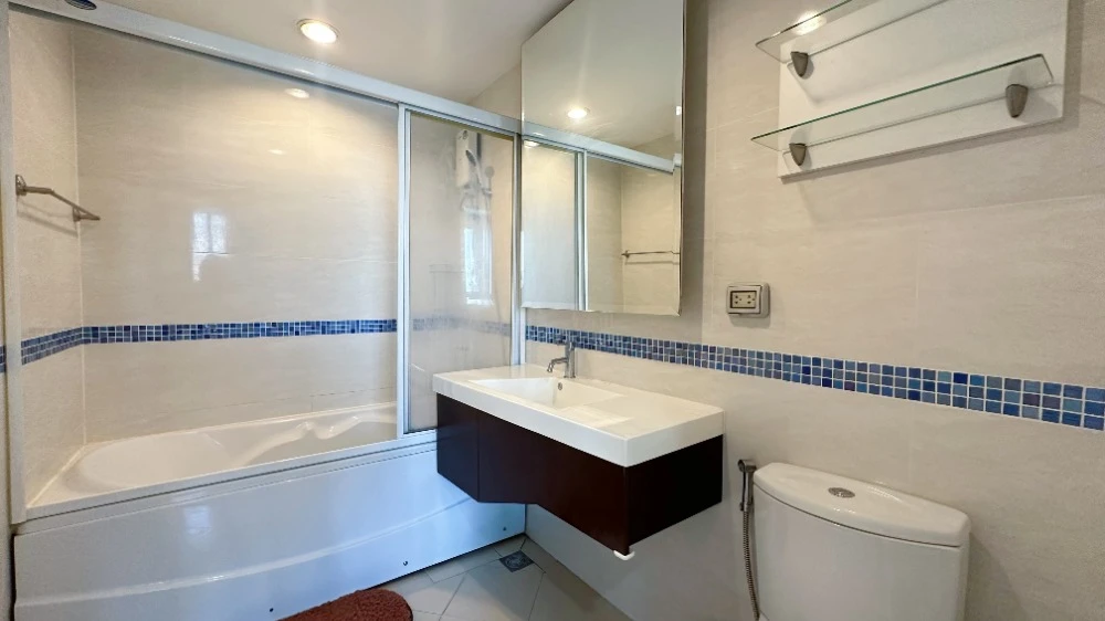 For rent: Life @ Sukhumvit 65, 20th floor, corner unit, fully furnished. Book now! (Hurry!)