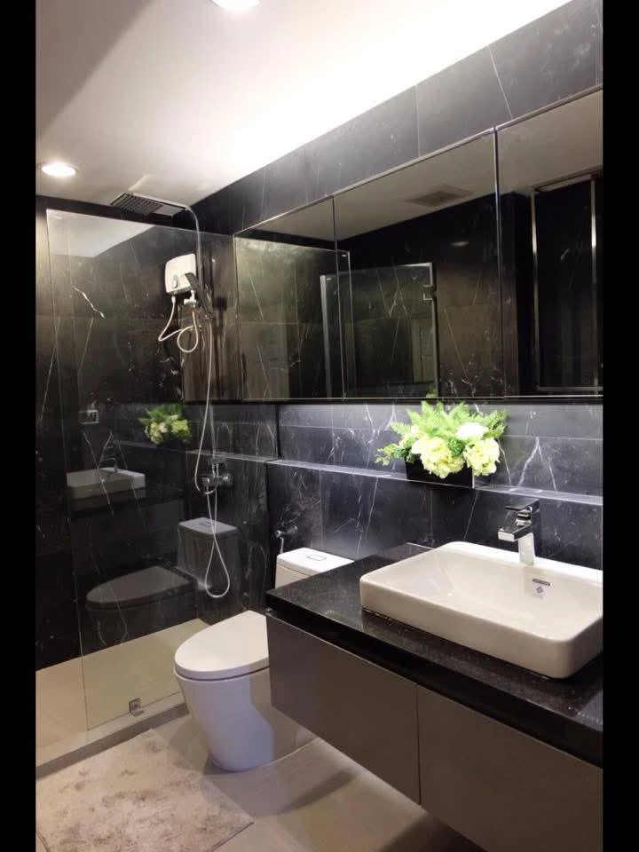 For rent: Life @ Sukhumvit 65, very high floor room, beautiful Ekkamai view, decorated with awesome built-ins, meets all needs.