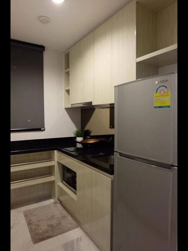 For rent: Life @ Sukhumvit 65, very high floor room, beautiful Ekkamai view, decorated with awesome built-ins, meets all needs.