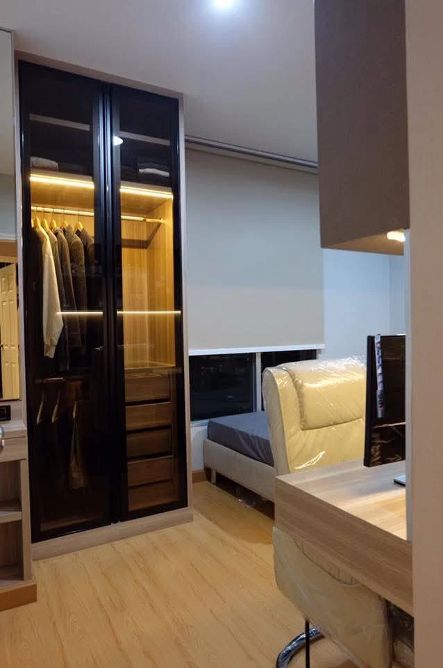 For rent: Life @ Sukhumvit 65, very high floor room, beautiful Ekkamai view, decorated with awesome built-ins, meets all needs.