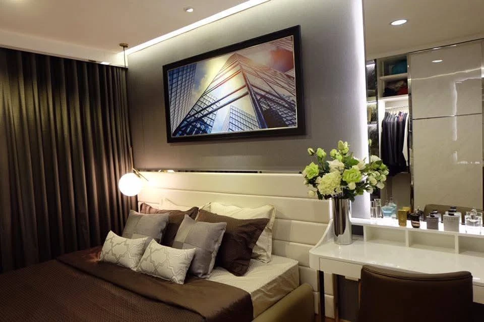 For rent: Life @ Sukhumvit 65, very high floor room, beautiful Ekkamai view, decorated with awesome built-ins, meets all needs.