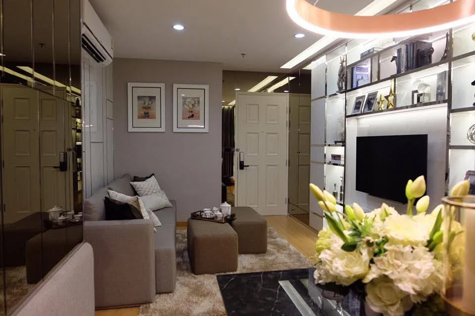 For rent: Life @ Sukhumvit 65, very high floor room, beautiful Ekkamai view, decorated with awesome built-ins, meets all needs.