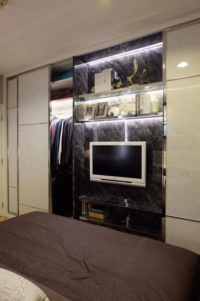 For rent: Life @ Sukhumvit 65, very high floor room, beautiful Ekkamai view, decorated with awesome built-ins, meets all needs.