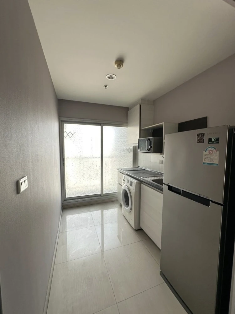 For rent: Life @ Ratchada-Huai Khwang. The room is on a very high floor, facing north, with good ventilation. You can't miss this opportunity to reser