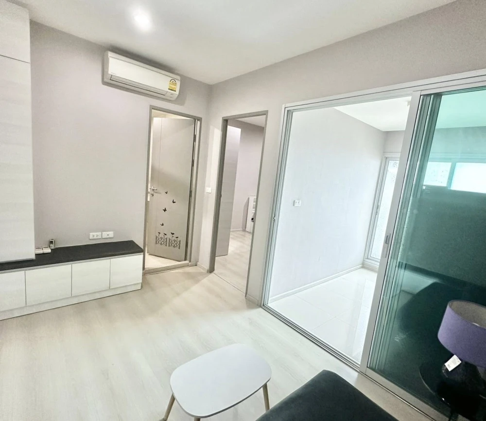 For rent: Life @ Ratchada-Huai Khwang. The room is on a very high floor, facing north, with good ventilation. You can't miss this opportunity to reser