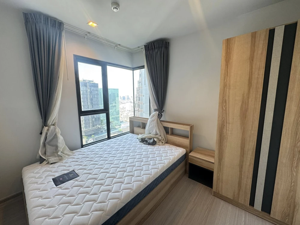 For rent: Life Asok-Rama 9, top floor unit, spacious, fully furnished with appliances. Don't miss out!