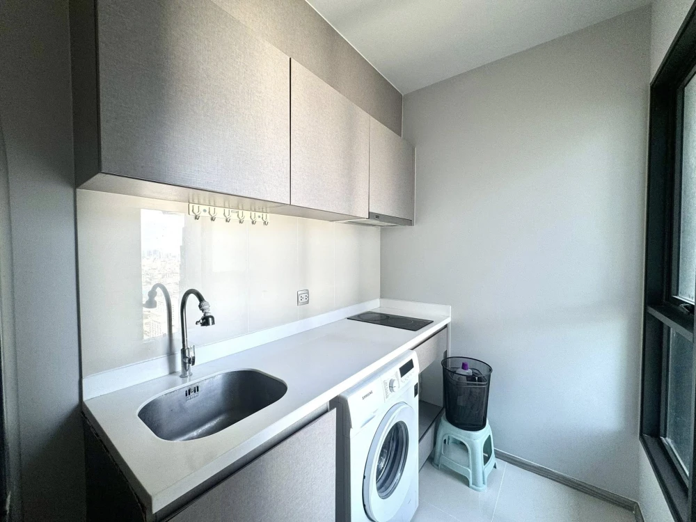 For rent: Life Asok-Rama 9, top floor unit, spacious, fully furnished with appliances. Don't miss out!