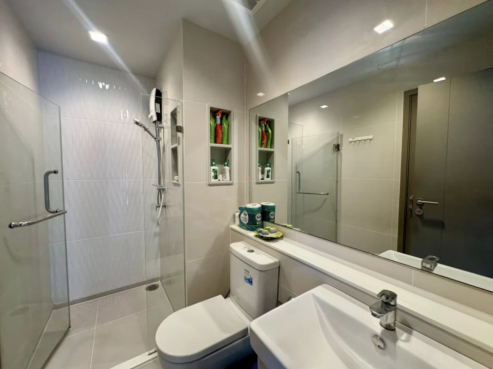 For rent: Life Asok-Rama 9, top floor unit, spacious, fully furnished with appliances. Don't miss out!