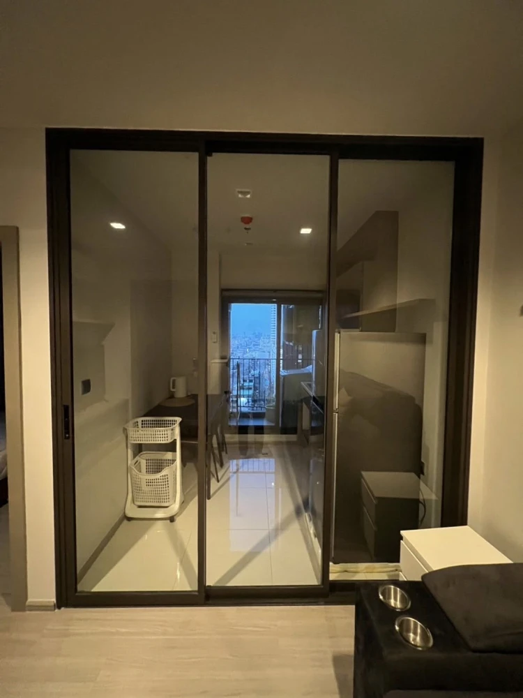 For rent: Life Asoke - Rama 9, a nice room with complete facilities. If you don't book, you'll regret it later.