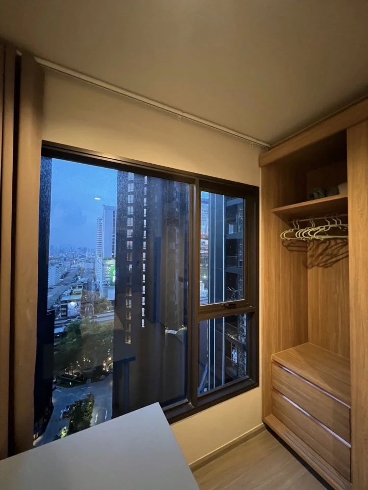 For rent: Life Asoke - Rama 9, a nice room with complete facilities. If you don't book, you'll regret it later.