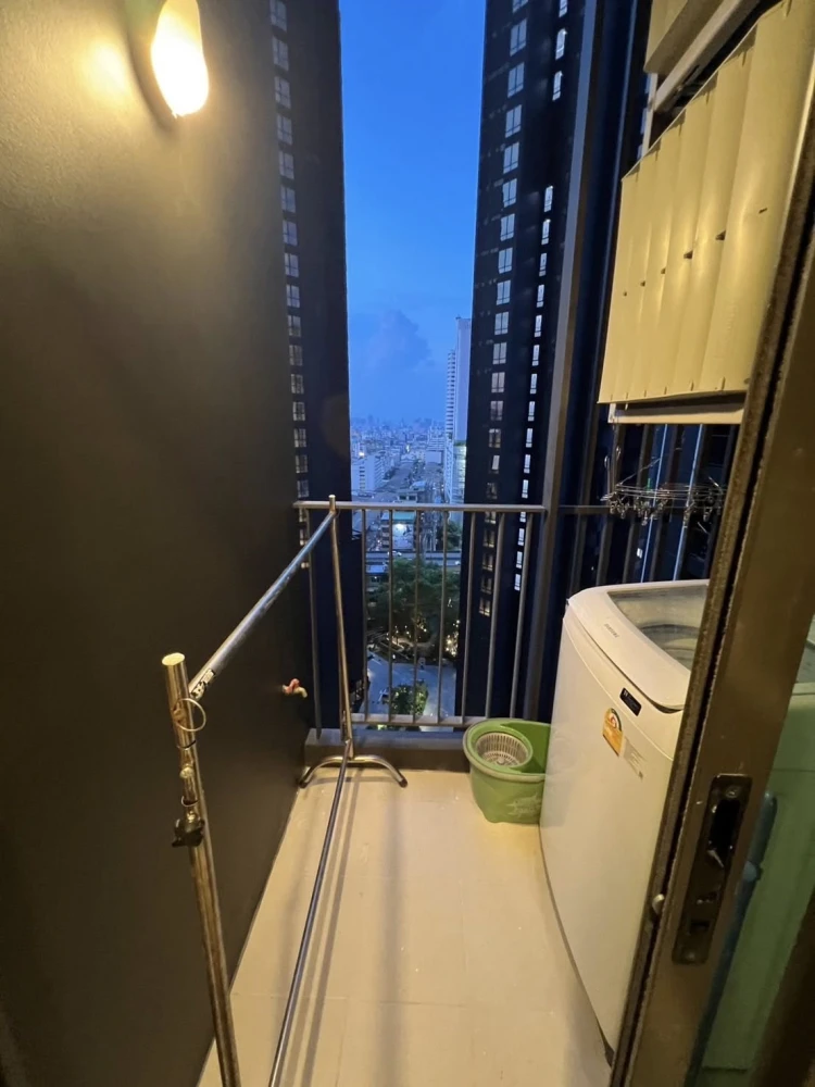 For rent: Life Asoke - Rama 9, a nice room with complete facilities. If you don't book, you'll regret it later.