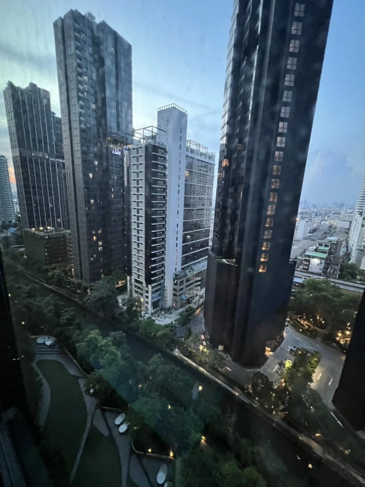 For rent: Life Asoke - Rama 9, a nice room with complete facilities. If you don't book, you'll regret it later.