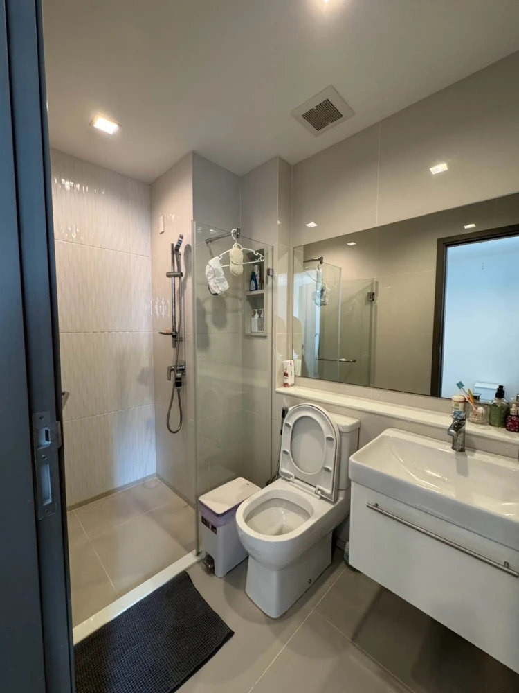 For rent: Life Asoke Hype, 23rd floor, fully furnished, very livable. Interested? Book now! Don't wait!