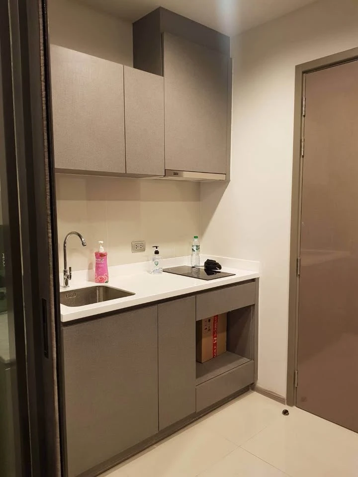 For rent: Life Asoke Hype condo, pool view, breezy, not hot, beautiful room, fully furnished, ready to move in immediately.