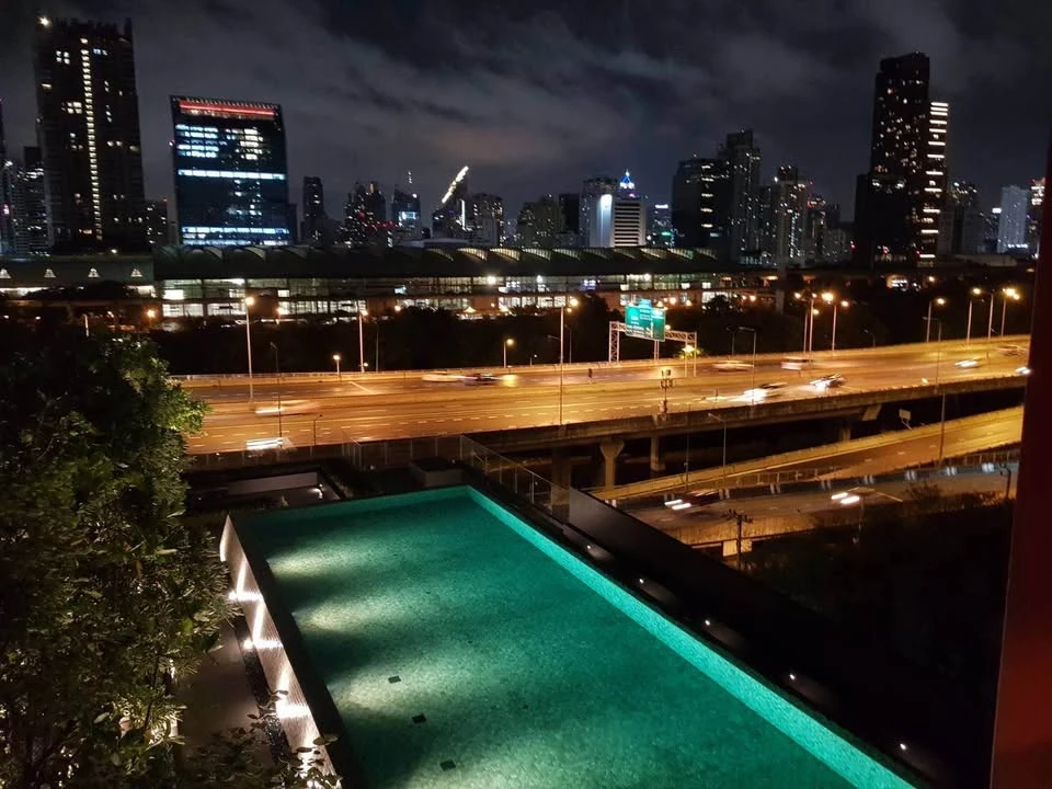 For rent: Life Asoke Hype condo, pool view, breezy, not hot, beautiful room, fully furnished, ready to move in immediately.