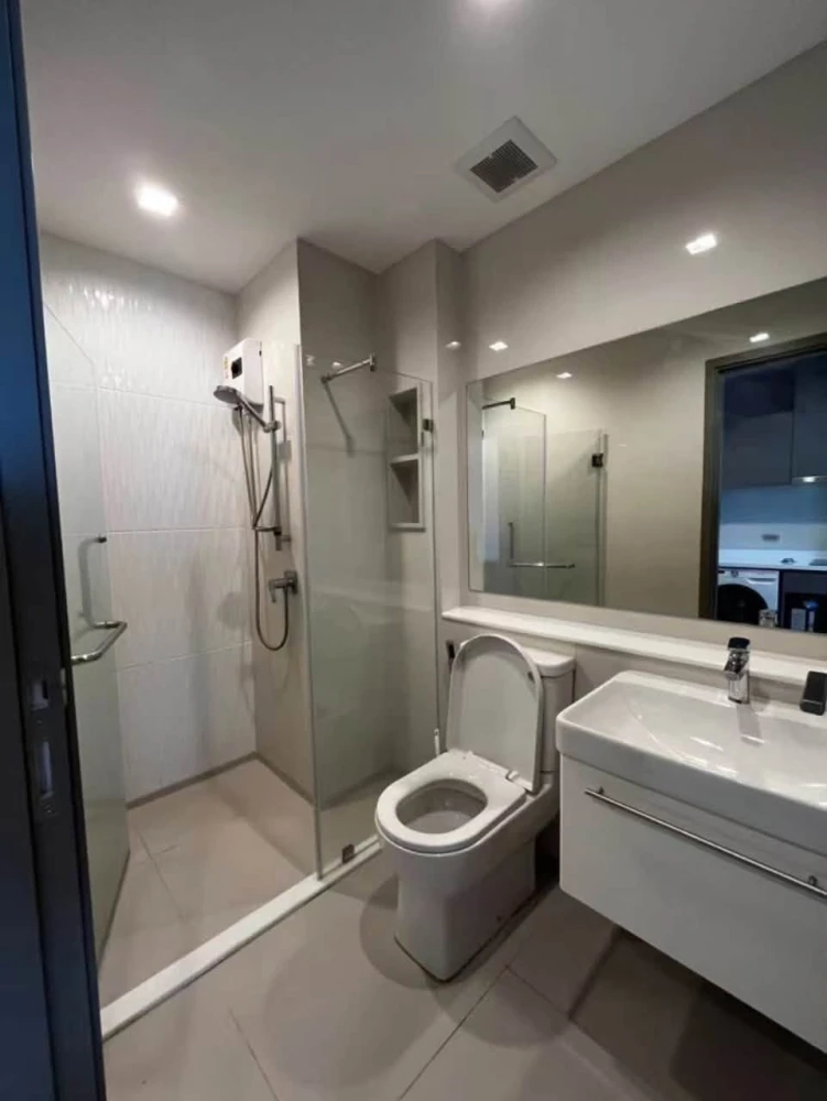 Life Asoke Hype condo for rent. High-floor city view. Modern and practical space layout. You won't be disappointed if you book now.