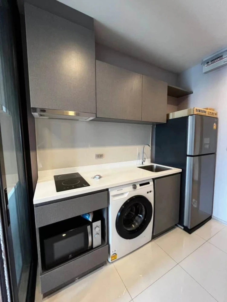 Life Asoke Hype condo for rent. High-floor city view. Modern and practical space layout. You won't be disappointed if you book now.